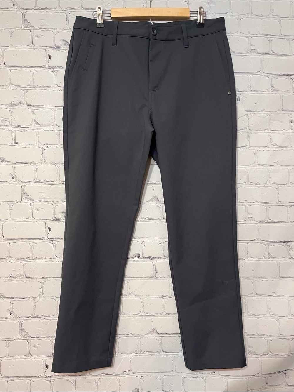 Vuori Cascade Tech Chino Pant Athletic Slim Fit Charcoal 33 Casual Travel Golf